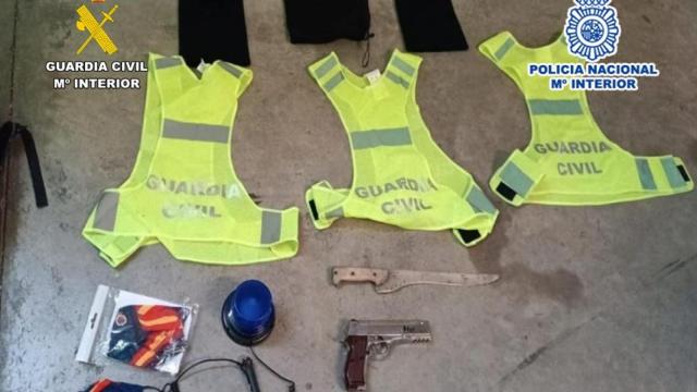 Los distintivos de la Guardia Civil intervenidos.