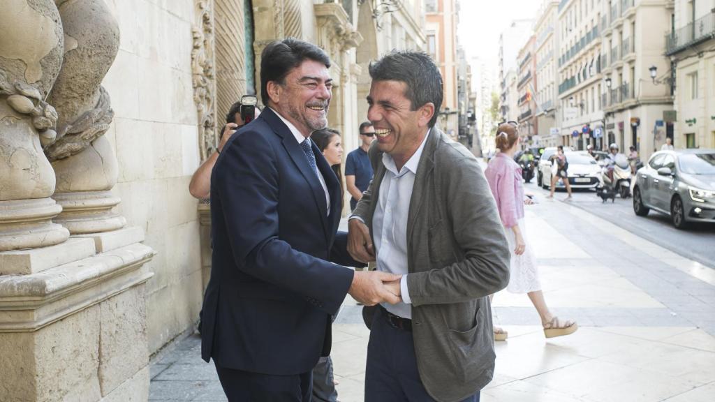 El jefe del Consell, Carlos Mazón, se reúne con el alcalde de Alicante, Luis Barcala, para anunciar la puesta en marcha de varios proyectos en la ciudad, en imagen de archivo.