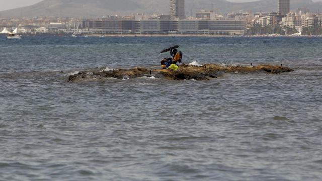 Un hombre disfruta de un día de playa en el Cabo de las Huertas.