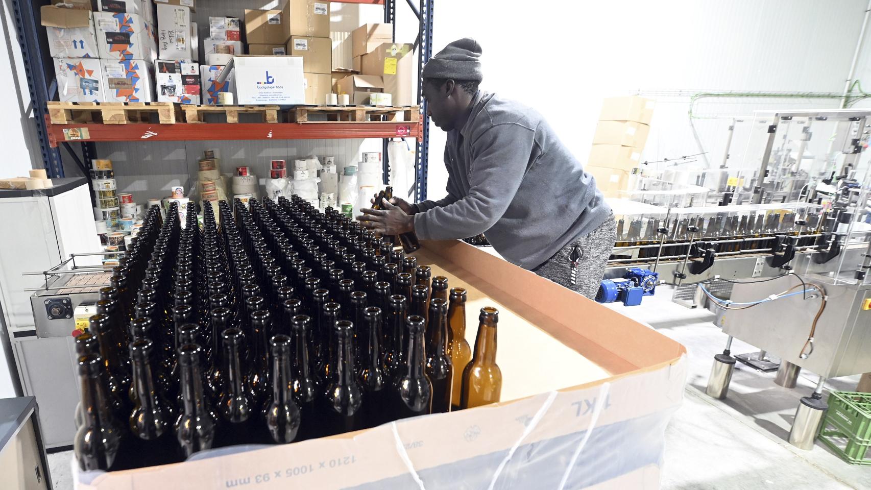 Un empleado desempeña su labor en una fábrica de Castilla y León.