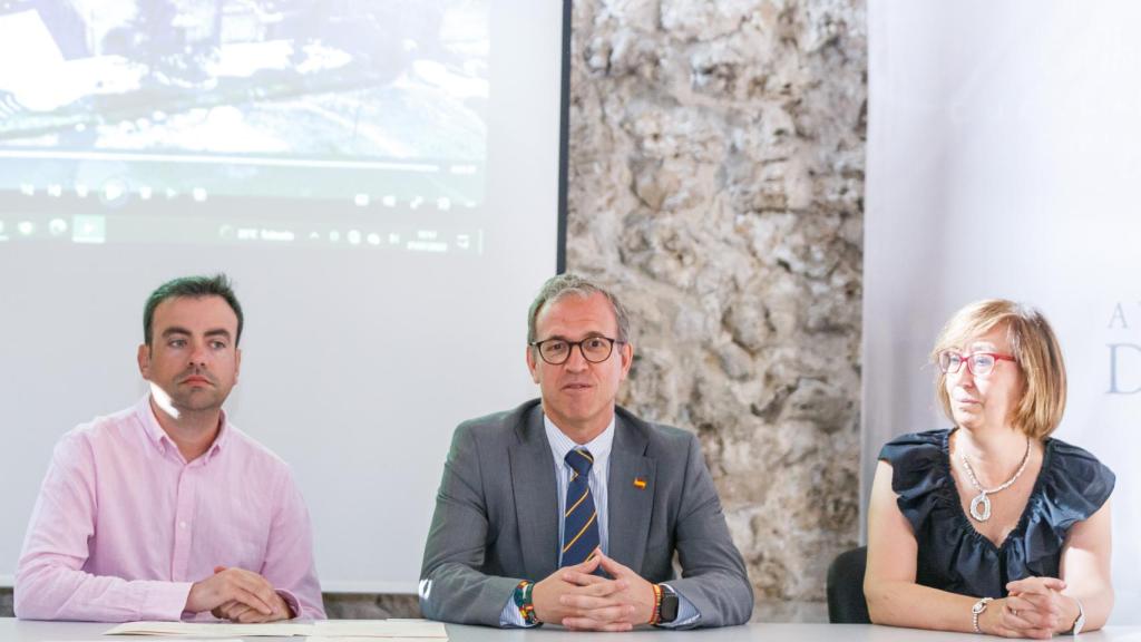 El consejero de Empleo, Mariano Veganzones, junto al alcalde de Cuéllar, Carlos Fraile; y la gerente provincial del servicio publico de empleo, Pilar Sanz; clausuran los Programas Mixtos de Cuéllar (Segovia)