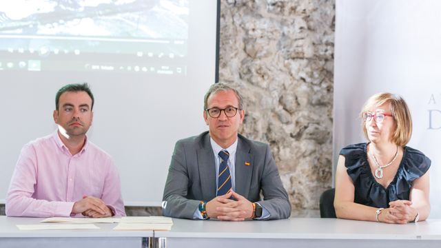 El consejero de Empleo, Mariano Veganzones, junto al alcalde de Cuéllar, Carlos Fraile; y la gerente provincial del servicio publico de empleo, Pilar Sanz; clausuran los Programas Mixtos de Cuéllar (Segovia)