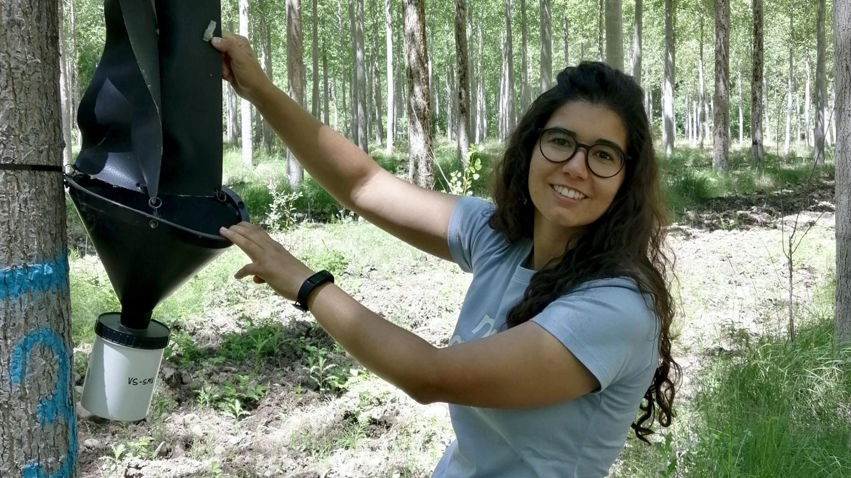 La alumna de la ULE Carmen Vega muestra un ejemplo de su proyecto.