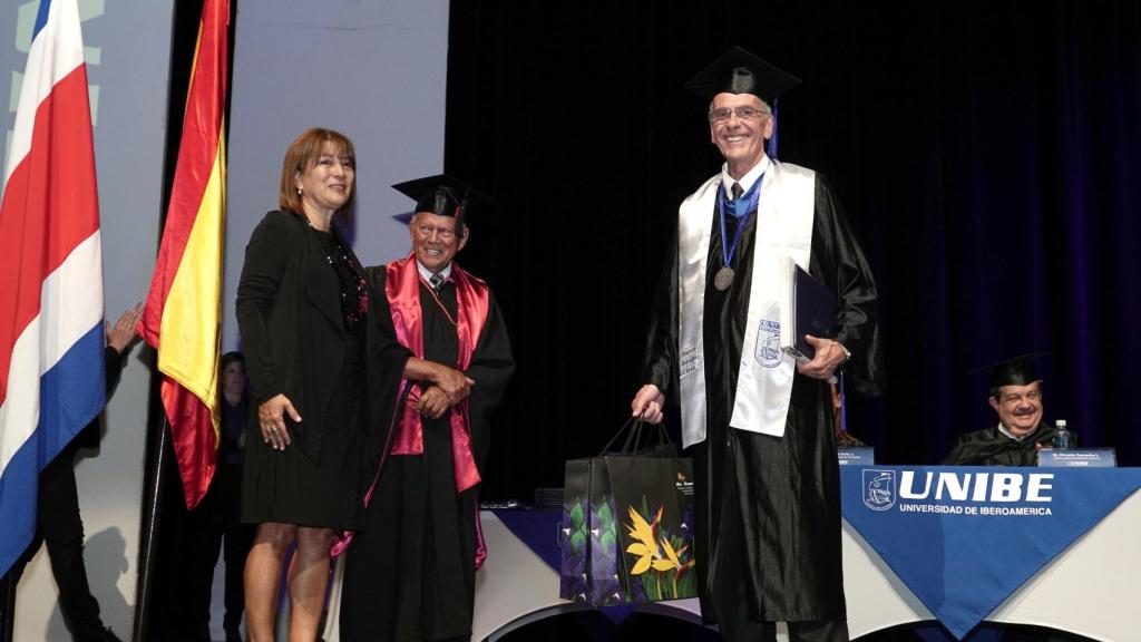 El decano de Medicina de la USAL, José Carretero, durante su ceremonia de investidura como doctor 'honoris causa', el pasado jueves.