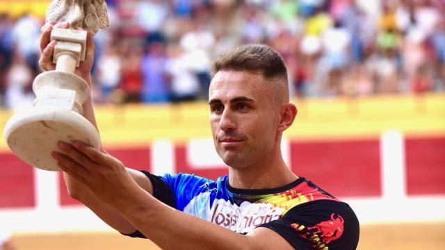 Balotelli exhibiendo el trofeo de ganador en Iscar