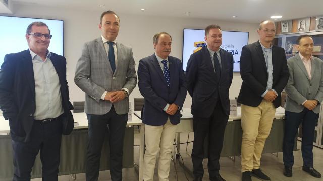 Autoridades y parte de la directiva de IngeneriosVA, en la presentación de los VI Premios de la Industria