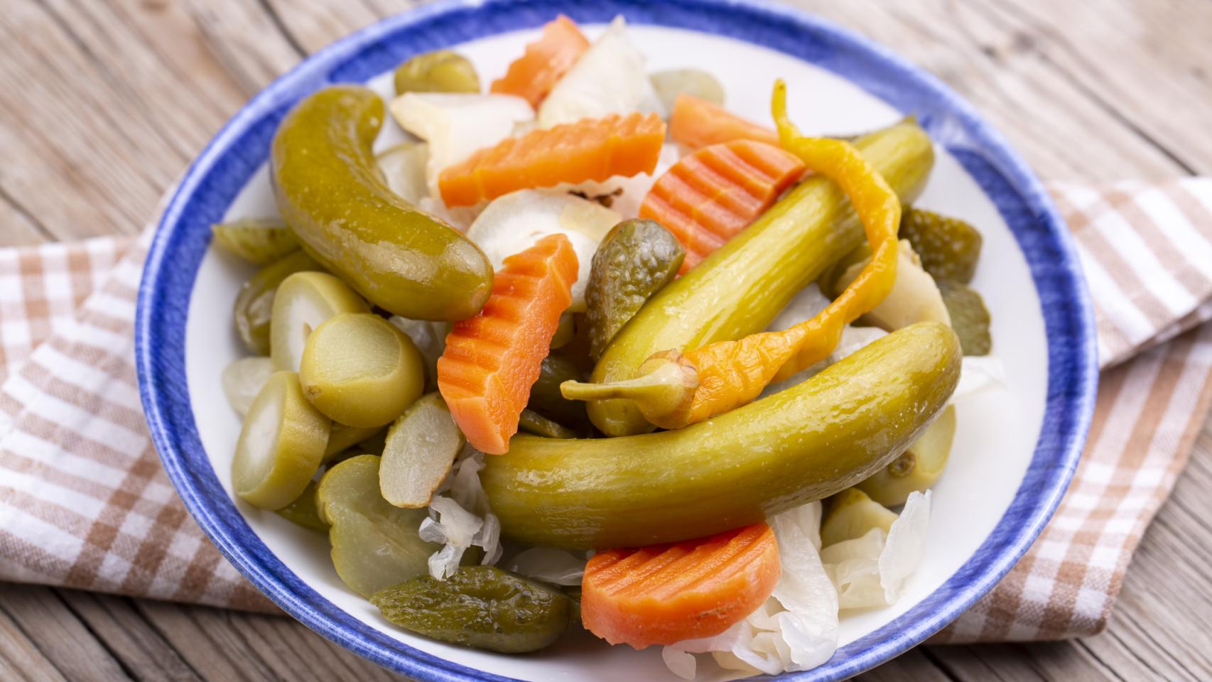 Un plato de aperitivos.