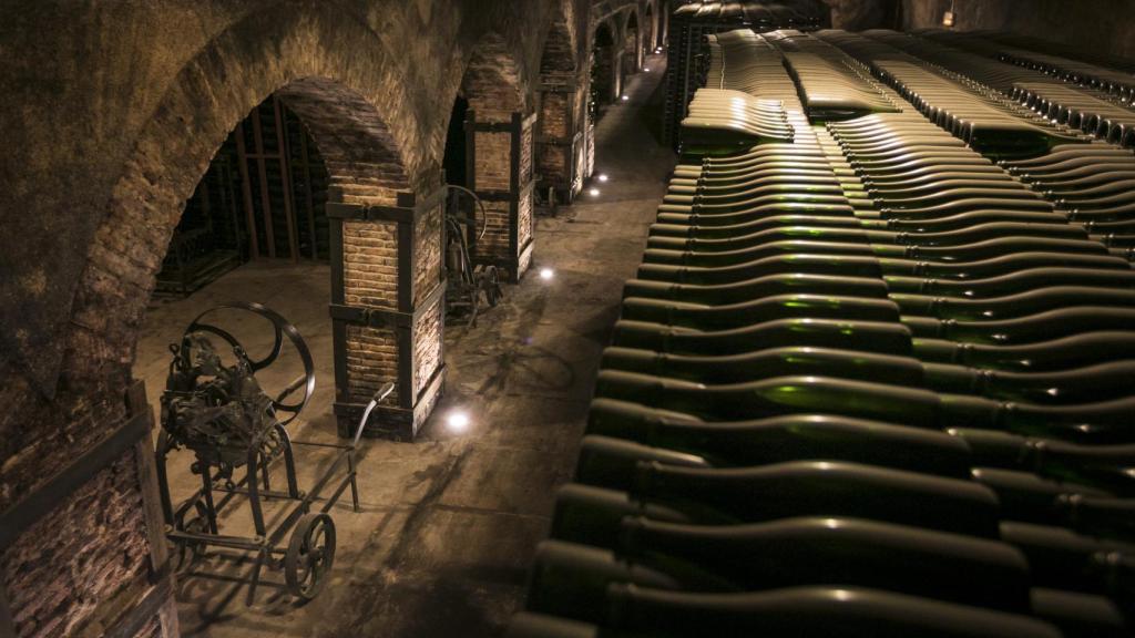 Botellas de espumoso reposan en la cava de Torelló.
