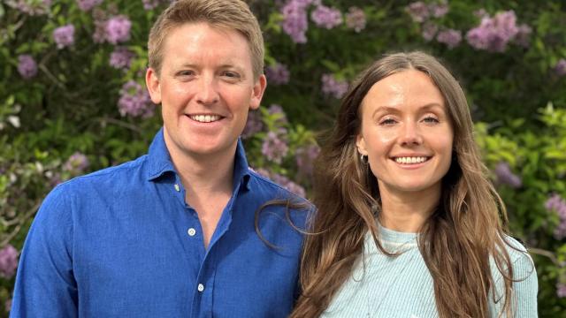 Hugh Grosvenor junto a su prometida, Olivia Henson.