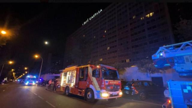 Camiones de bomberos frente al Hotel Meliá Castilla.