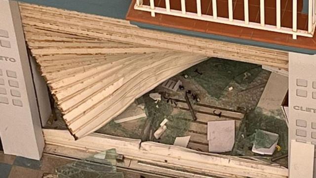 Así quedó la puerta de Cleto.