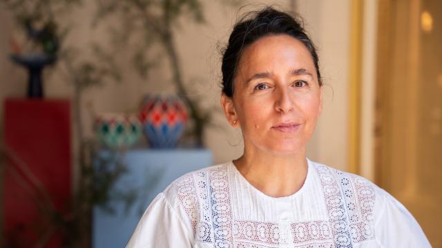 Retrato de la artista delante de su exposición en Galería Canalejas.