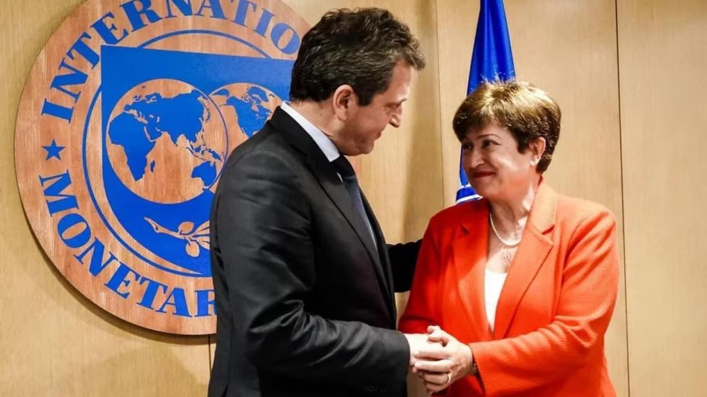 Sergio Massa, ministro de Economía de Argentina, con Kristalina Georgieva, la directora del FMI.