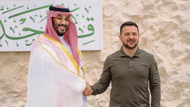 El príncipe heredero saudí, Mohamed bin Salman, con el presidente ucraniano Volodímir Zelenski en mayo.