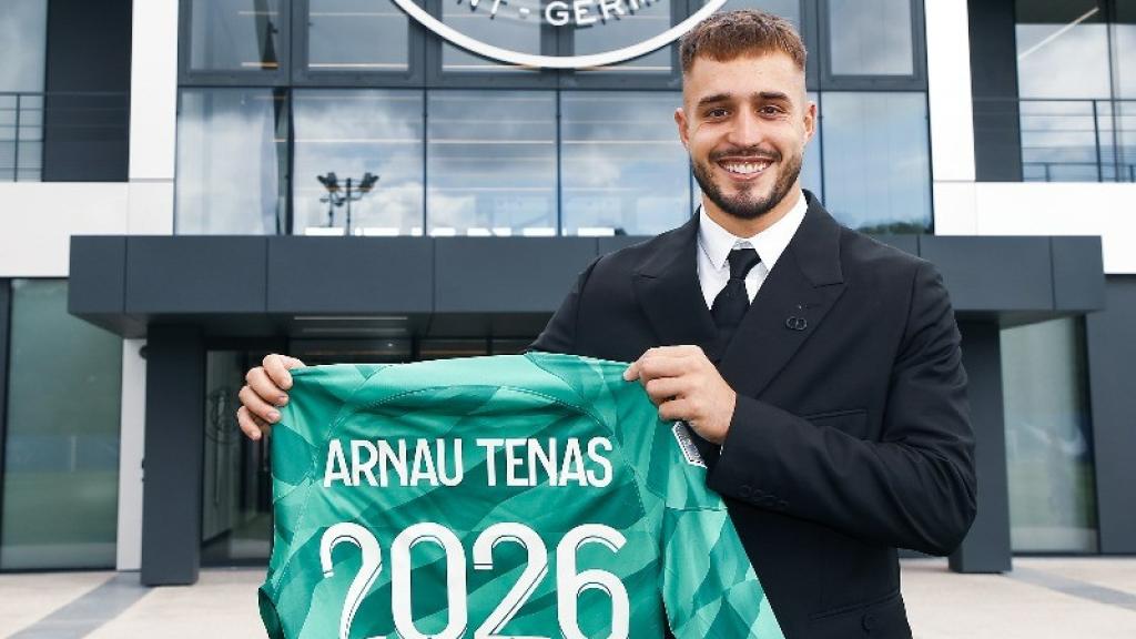 Arnau Tenas posa con la camiseta del PSG.