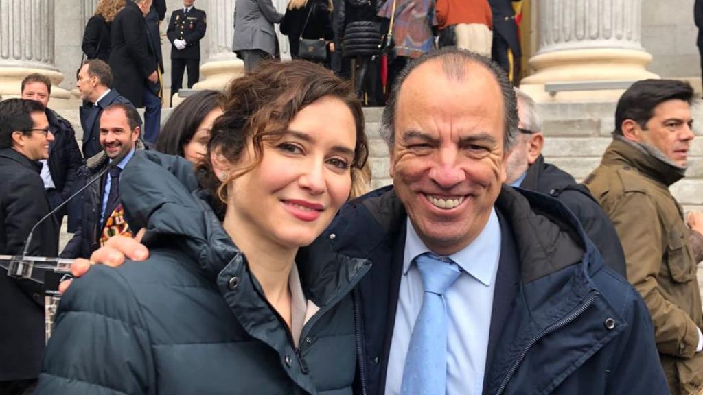 Carlos García Adanero e Isabel Díaz Ayuso, presidenta de la Comunidad de Madrid, frente al Congreso de los Diputados, en diciembre de 2022.