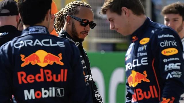 Hamilton entre los dos pilotos de Red Bull