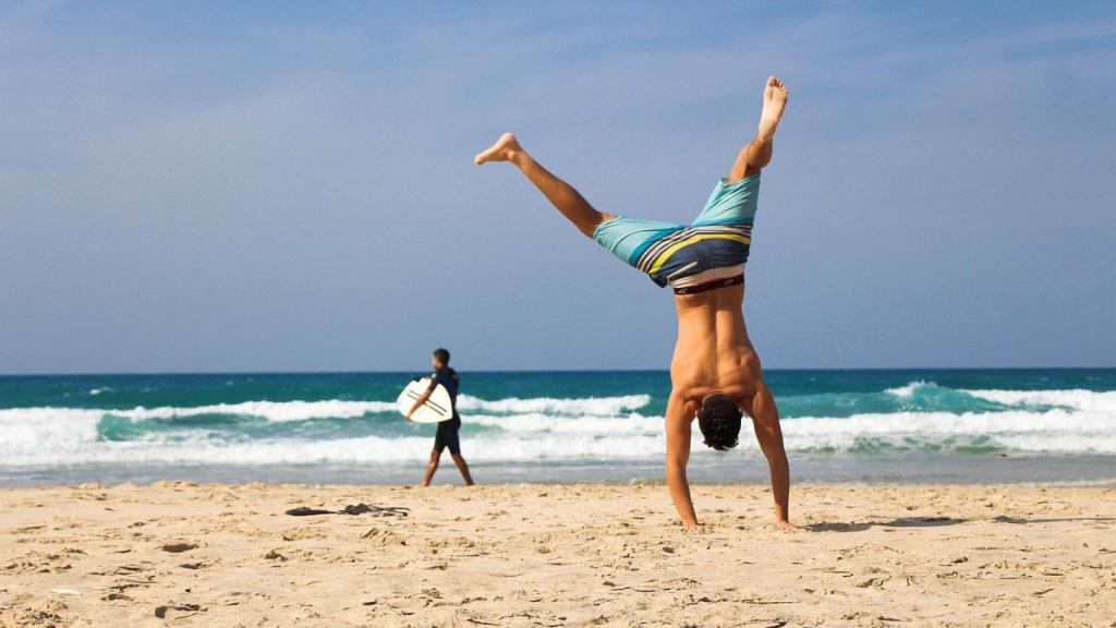 Personas jugando en la playa.