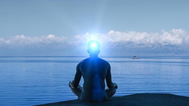 Hombre meditando (iStock)