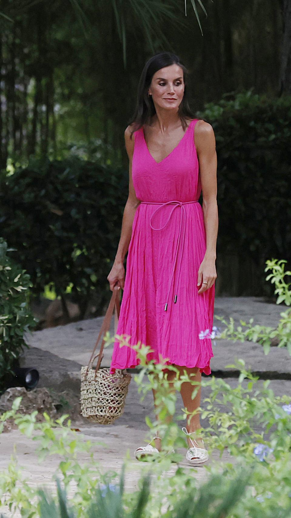 La reina Letizia con vestido de Adolfo Domínguez.