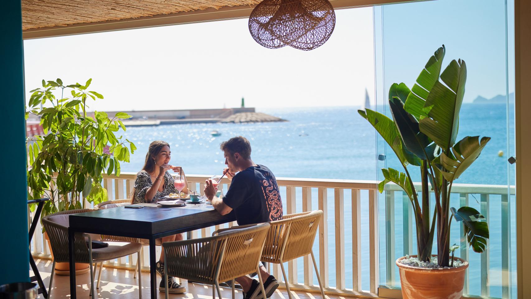 Un hombre y una mujer comen en un lujoso restaurante de Jávea