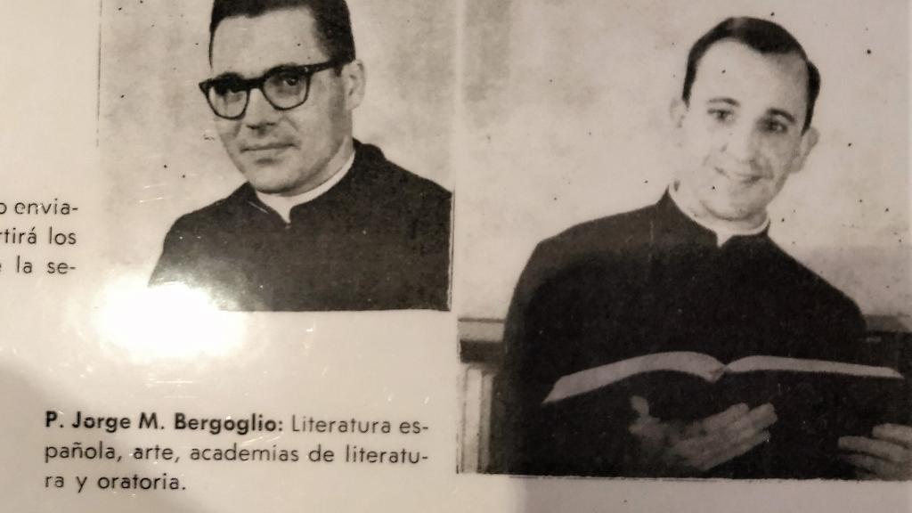 El padre Bergoglio, futuro papa Francisco, recibido como nuevo docente en la revista del colegio jesuita de Santa Fe.