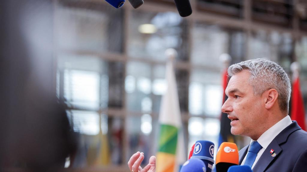 El canciller austriaco, Karl Nehammer, se dirige a los medios de comunicación el día de la cumbre entre los líderes de la Unión Europea y CELAC, en Bruselas, el pasado 17 de julio.