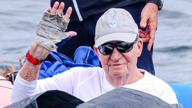 El rey Juan Carlos navegando en Sanxenxo en estos días.