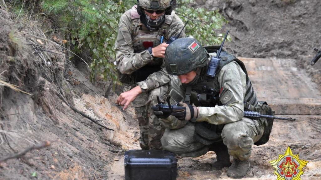 Un combatiente del grupo mercenario ruso Wagner y un miembro del servicio bielorruso participan en un entrenamiento conjunto en las afueras de Brest.