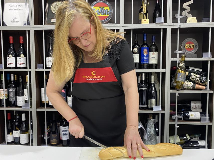 Carmen cortando una de las barras de pan.