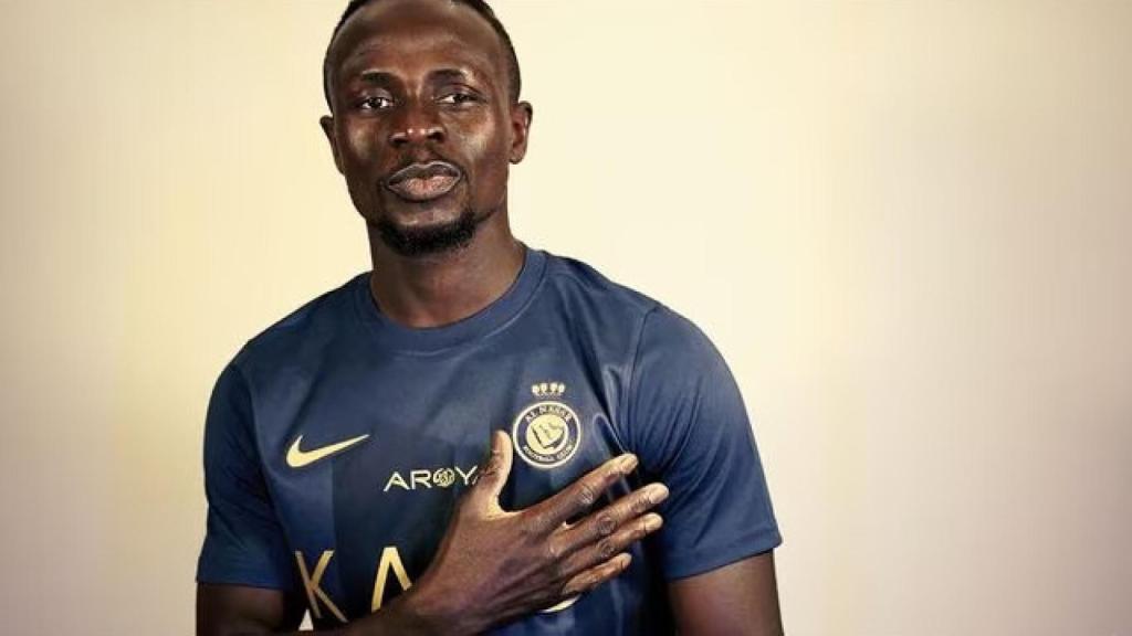 Mané posa con la camiseta del Al-Nassr