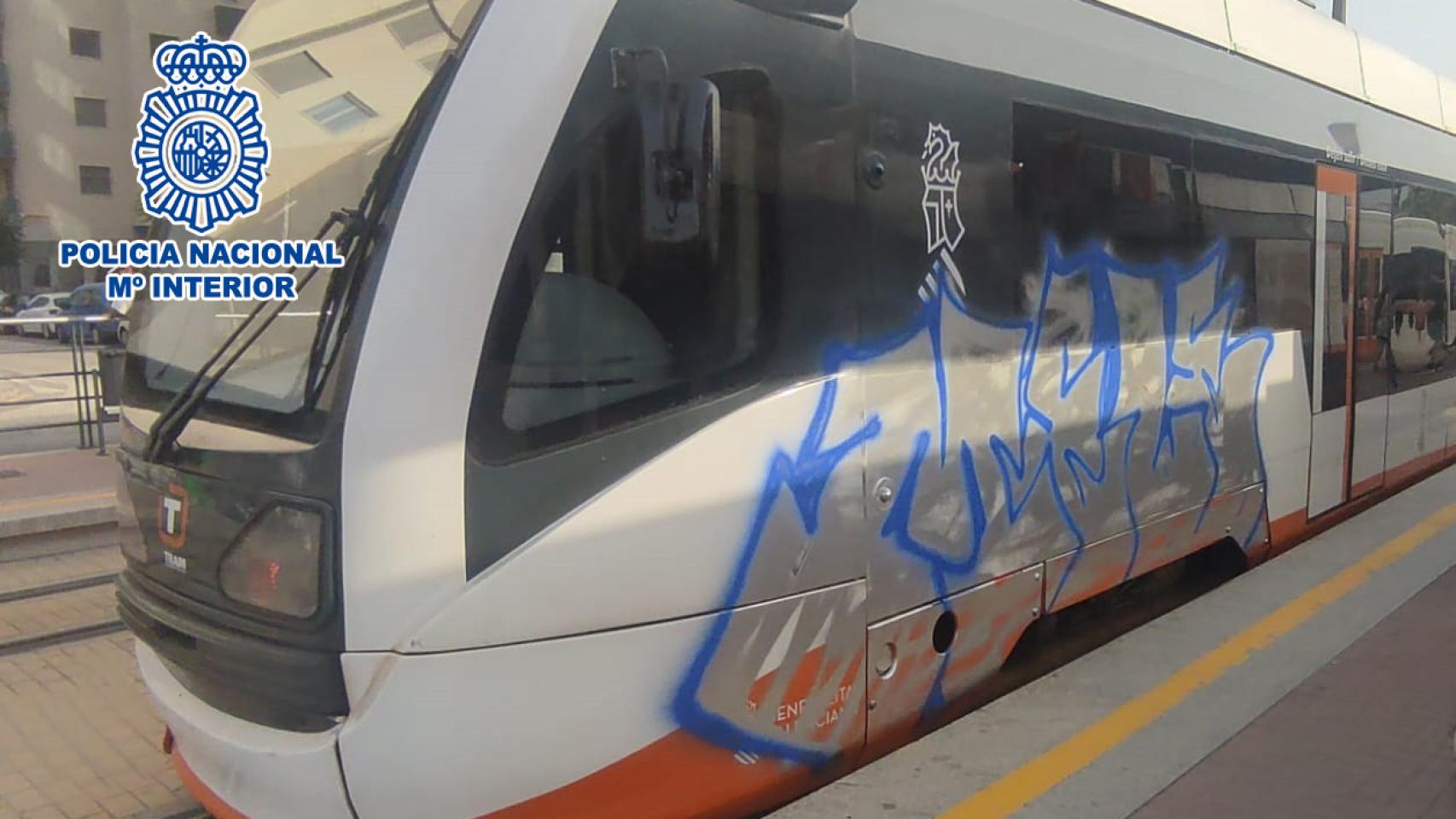 Así luce con los grafitis el TRAM.