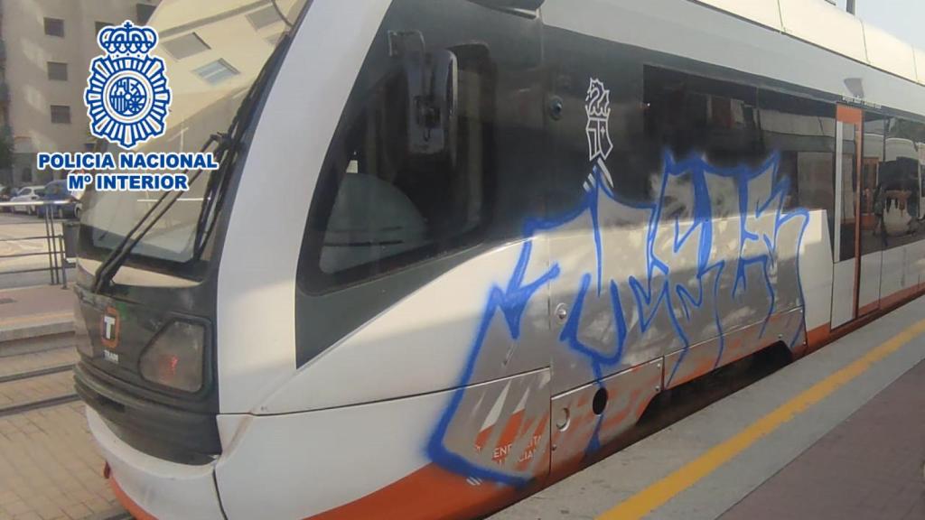 Así luce con los grafitis el TRAM.
