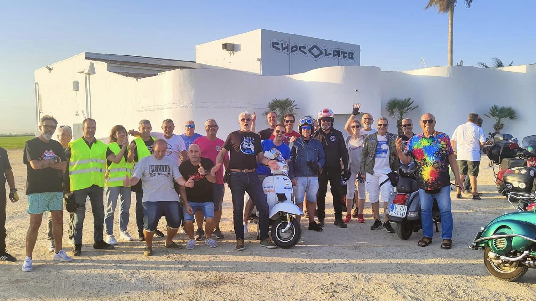 Un grupo de amantes de la Vespa frente a la discoteca Chocolate en una edición anterior.