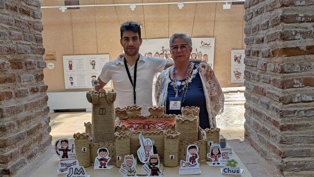 El ilustrador Jesu Medina junto a su madre María Jesús Carbajosa Gómez posan con el castillo en ganchillo