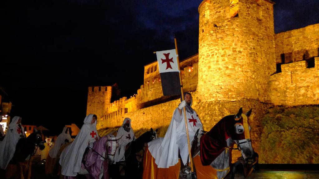 Escuderos templarios a caballo durante el Gran Desfile de la Noche Templaria