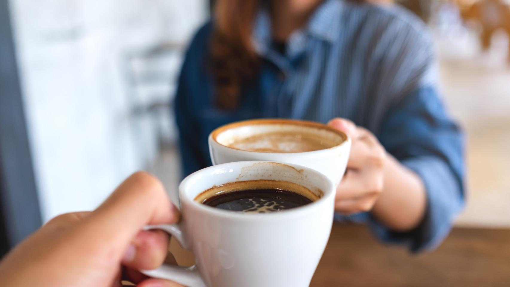 Este es el ingrediente que debes mezclar con el café para estar más despierto por las mañanas.