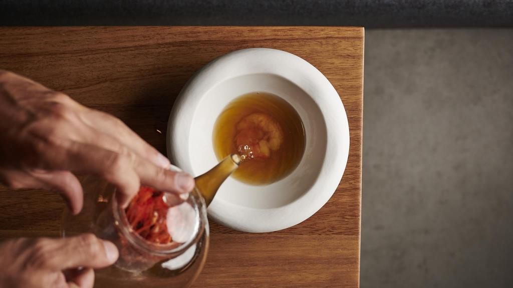 Dashi de posidonia y gamba roja ibicenca