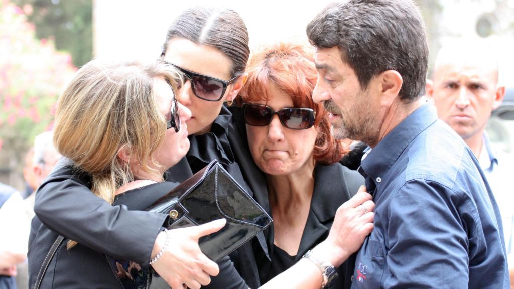 Raquel Sánchez Silva junto a la familia de Mario Biondo el día de su funeral.