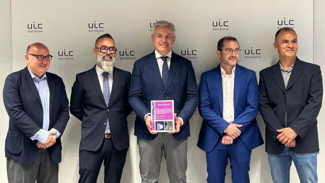 Callejas (c) junto al director de la tesis (i) y los tres integrantes del tribunal.