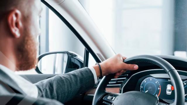 Un conductor a bordo de un vehículo. Imagen de las redes sociales de Parkia.