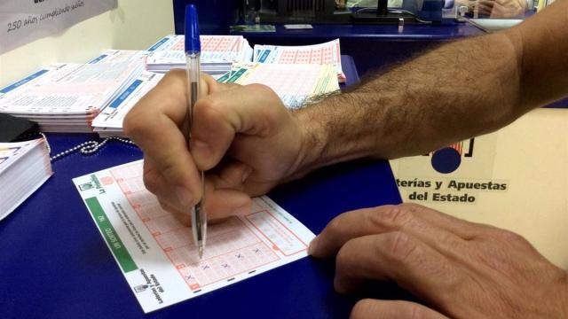 Imagen de archivo de un hombre echando La Primitiva