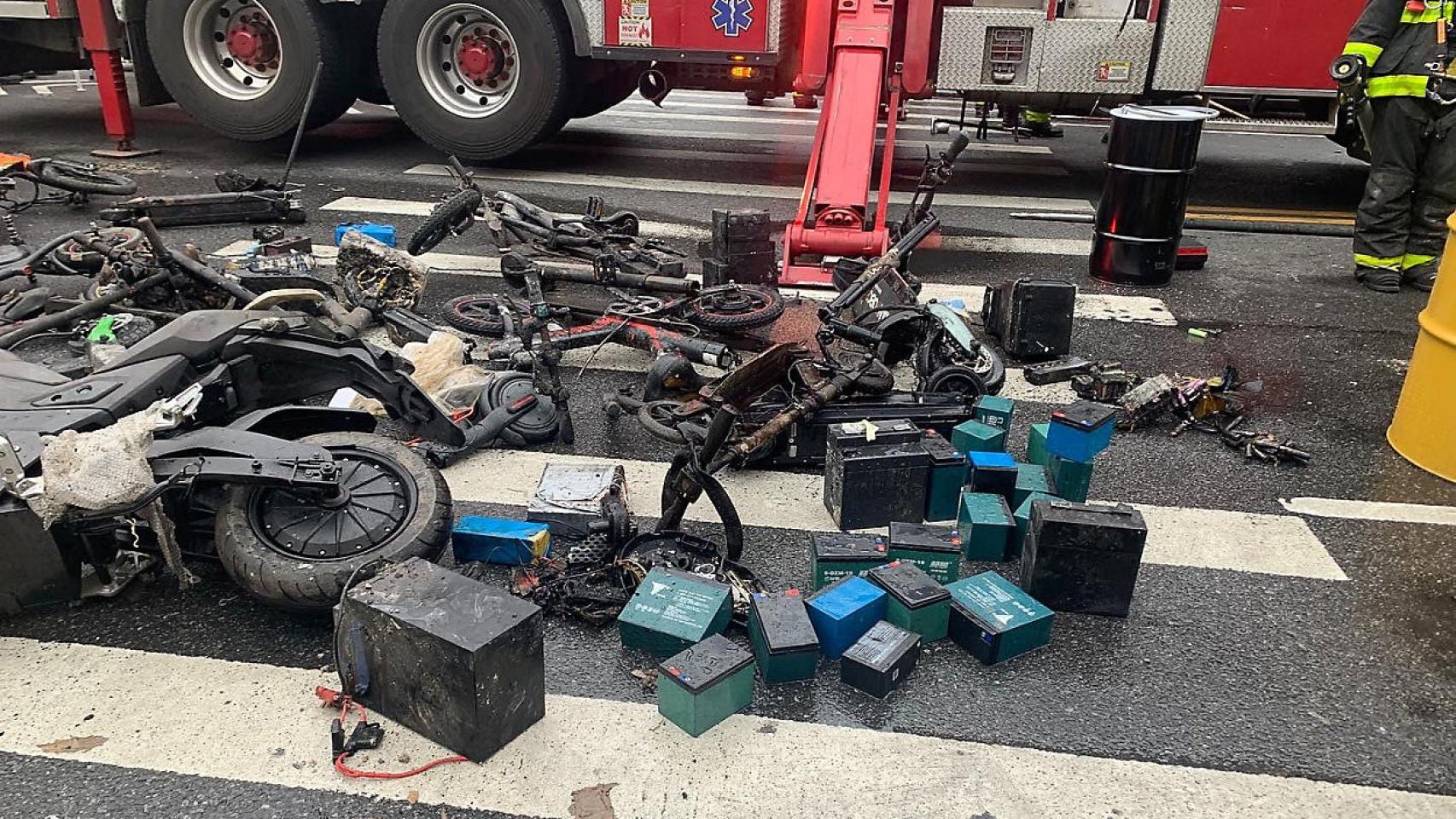 Imagen de archivo del departamento de bomberos de Nueva York de las baterías de litio causantes de un incendio en Sunset Park el pasado mayo.