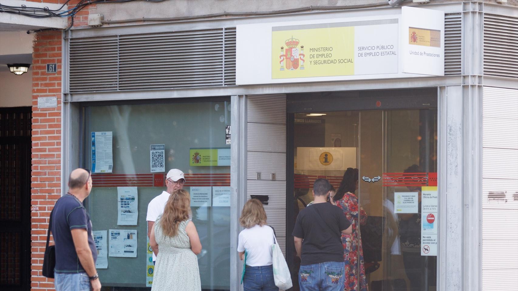 Varias personas frente a una oficina del SEPE en Móstoles.