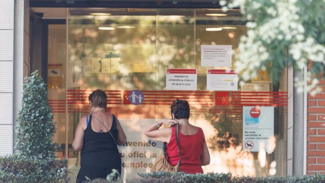 Dos mujeres frente a una oficina del SEPE en Móstoles.