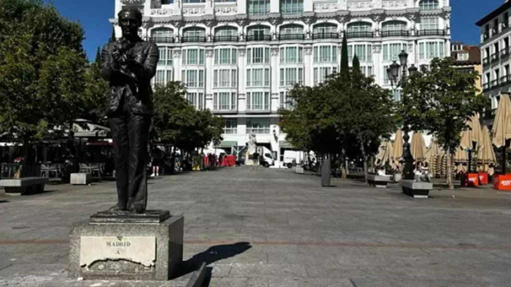 La estatua de Federico García Lorca en la plaza de Santa Ana, con la placa rota.