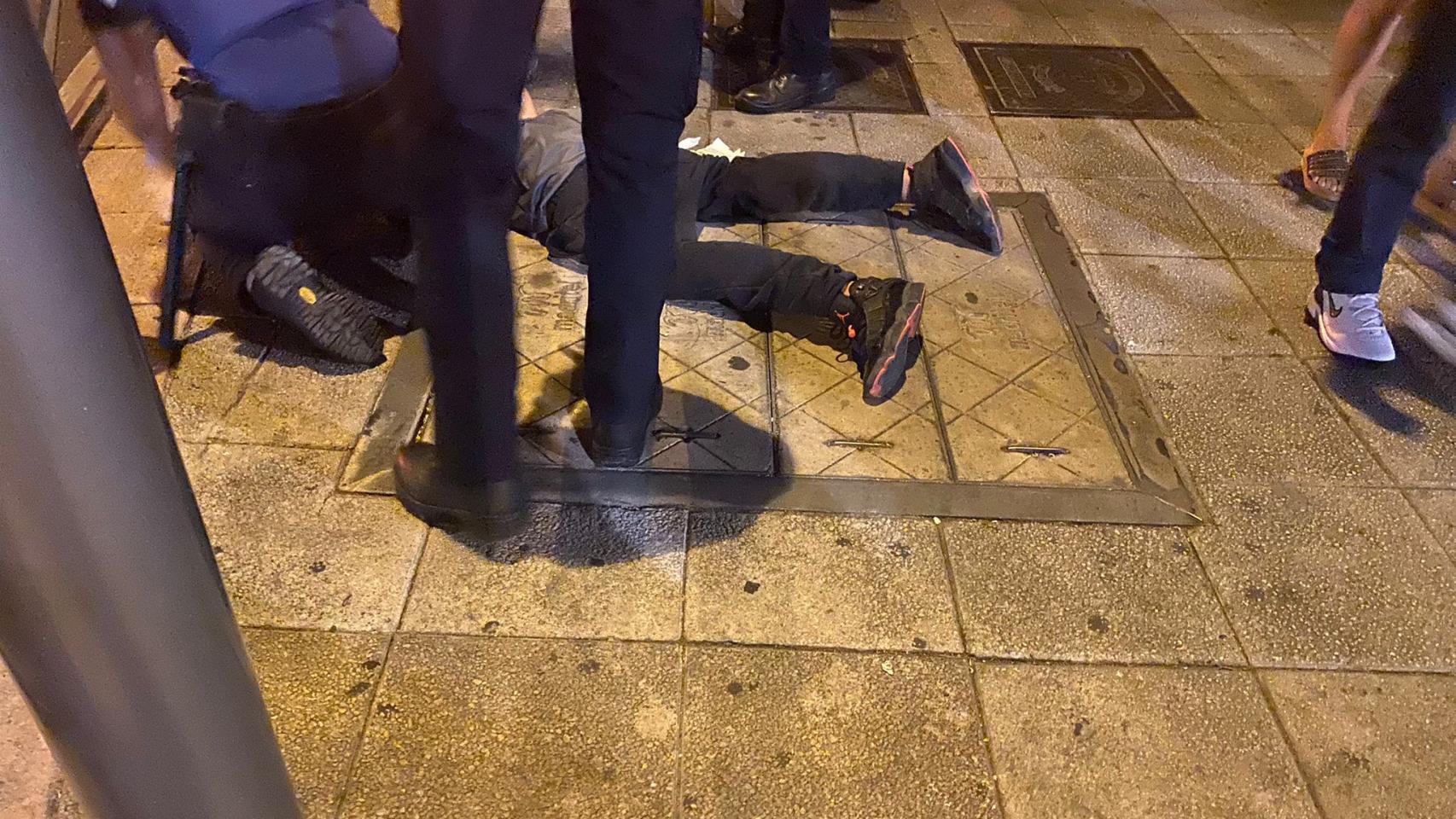 La víctima tendida en el lugar de los hechos.