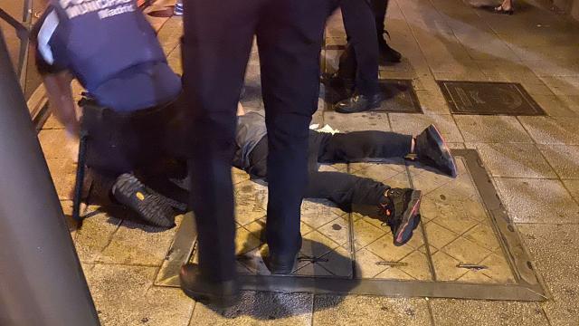 Un joven tendido en la calle tras ser apuñalado por la espalda en la glorieta de Cuatro Caminos.