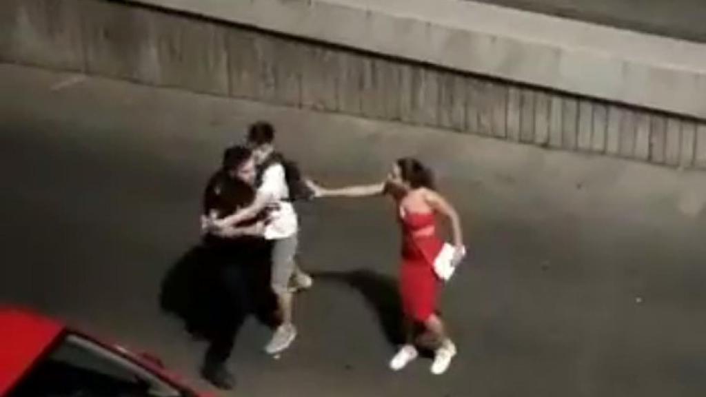 Momento en que el presunto maltratador reduce al agente.