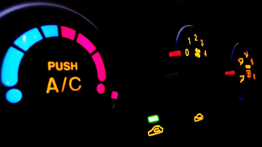 Lo recomendable es llevar el interior del coche con una temperatura entre 21 y 23°C .